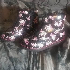 The Children's Place Black Gloral size 13 boots